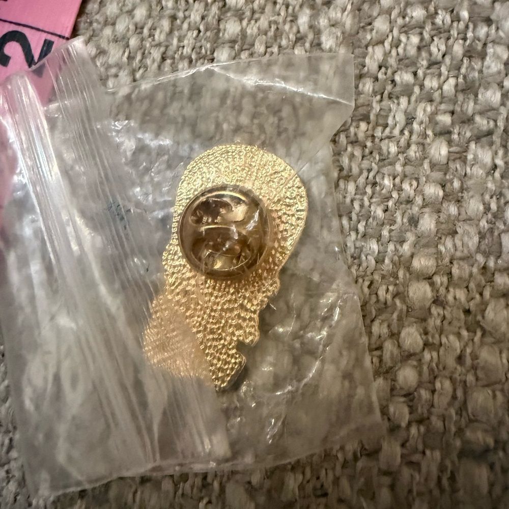 Cute Marie Enamel Pin - Picture 3 of 3